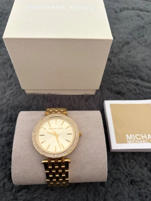 Guldfärgad klocka från Michael Kors -  guldfärgad klocka från Michael Kors