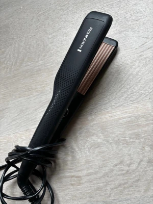 Remington våffeltång svart och koppar - Säljer en Remington våffeltång i svart med kopparfärgade plattor. Perfekt för att skapa snygga vågor i håret. Ergonomiskt handtag och lång sladd för enkel användning. Passar dig som vill fixa håret snabbt och smidigt.