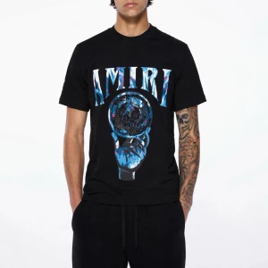 Amiri T-shirt Svart Herr M - Högkvalitativ replika  Storlek:M Pris: 949 kr Leverans: Skickas inom 24 timmar Lager: Begränsat antal.