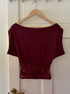 Vinröd topp med spets från Venderbys - Snygg vinröd, off shoulder topp från Venderbys. Storlek S/XS (sitter som S). Helt ny aldrig använd. Funkar som fest topp men även till vardags. Säljer då den tyvärr är för liten för mig. Skriv om ni har frågor🥰🥰