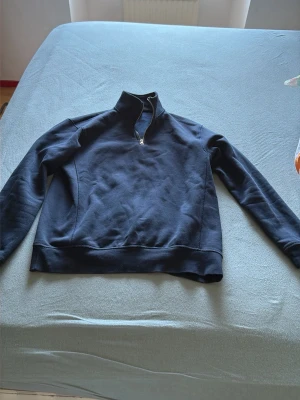 Quarter zip - Marinblå quarter zip från zara