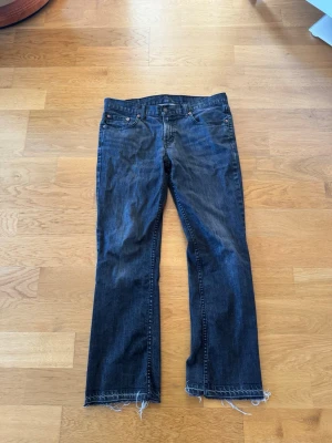 Levis 517 bootcut - Säljer dessa feta jeans med fransiga ben slut och det tvätt. Storlek 34/32
