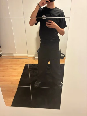 Svarta mjukisbyxor Forum Yondr - Säljer ett par svarta mjukisbyxor från Forum Yondr med broderad logga längs benet. Byxorna har en avslappnad passform och är tillverkade i mjukt material som passar perfekt för chill dagar. Snygg och enkel design som funkar till det mesta.