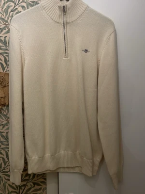 Gant tröja - Half zip i cream färg från gant, size M. Använt den 1 gång men var inte min stil, alltså helt nyskick. Varm och väldigt bekväm. Nypris 1300kr, mitt pris 600kr men kan såklart diskuteras.