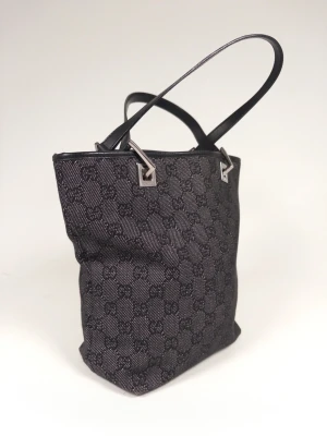 Gucci Small Tote Bag - •The Bag has been gently used and is in very good condition • Size: One Size •Color: Black • Retail price: 10000+Sek •Height: 23cm Length: 27cm Depth: 9cm
