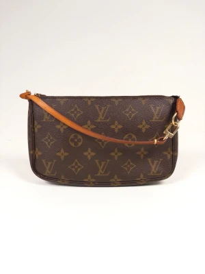 Louis Vuitton Monogram Pochette Accessoires - •The Pochette has been gently used and is in very good condition • Size: One Size •Color: Brown • Retail price: 16200Sek •Height: 12,5cm Length: 22cm Depth: 3cm