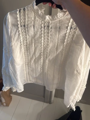 Broderad blus Zara - Supersöt vit broderad blus från Zara. Kommer ej ihåg jag använt den men vet inte när den köptes. Inga synliga defekter🤍