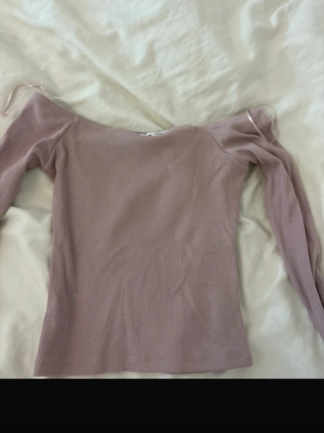 Ljuslila ribbad offshoulder topp