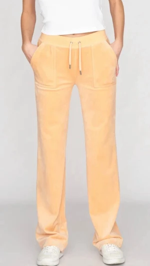 Juicy couture pants - Sand färgad mjukis byxa, lyxig och mjukt fint tyg. Använd enstaka gånger.🤍