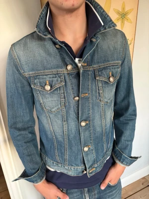 Jacob Cohen Denim Jacka - Säljer nu denna extremt fina denim jackan från Jacob Cohen. Den är i mycket bra skick utan någon stor antydan på använding, 9/10 utan tags. Storlek M. Modell: 188cm och 72kg. Nypris ligger på +-8000kr och säljs ofta för runt 6000kr. Ta kontakt vid minsta lilla intresse 😊