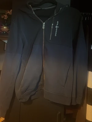 Sail racing z-tröja -  Säljer den då den inte kommer till användning längre, armarna Är söndriga. Annars är den jättefin och har inga defekter alls.