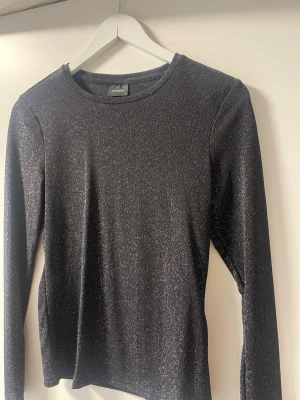 Glittrig tröja  - En tight super skön glittrig tröja i storlek M i märket ”studio”. Den är aldrig använd. 