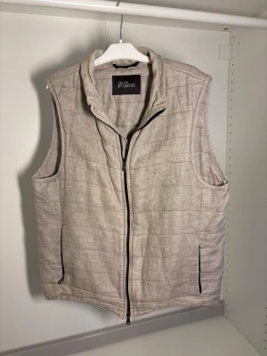 Oscar Jacobsson Väst - Oscar Jacobsson väst i storlek M. Skick 8.5/10, mycket bra. Pris 1299 men kan diskuteras! 