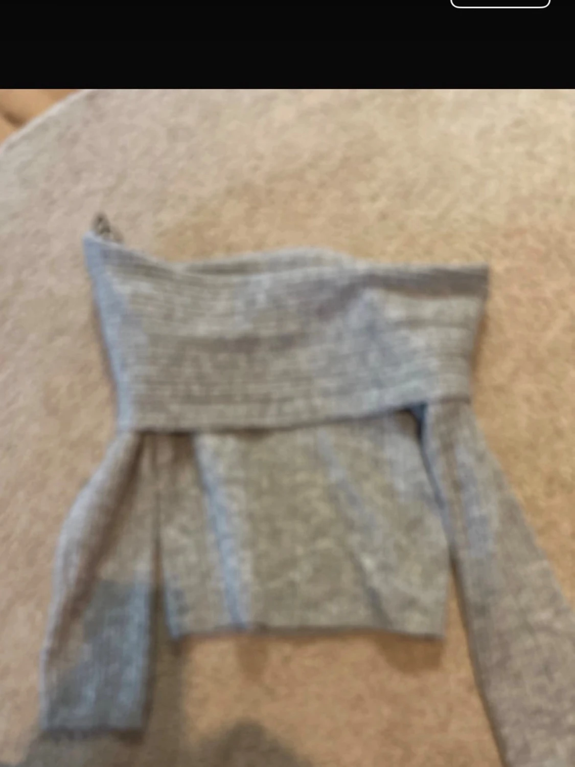 Grå off shoulder stickad tröja