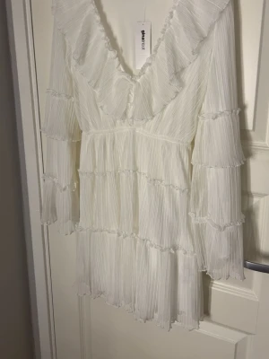 Vit klänning  - Säljer denna vita student/sommar klänningen från Gina Tricot i storlek XS