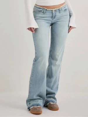 Ljusblå bootcut jeans med låg midja - Säljer Nelly No Waist Bootcut Jeans i fint skick. Har själv storlek 34 och är 150 cm lång – jag har kortat dem några cm så de passar bättre i längd. Sitter snyggt och är lätt att styla till allt 🤍Skriv om du vill ha fler bilder eller mått!