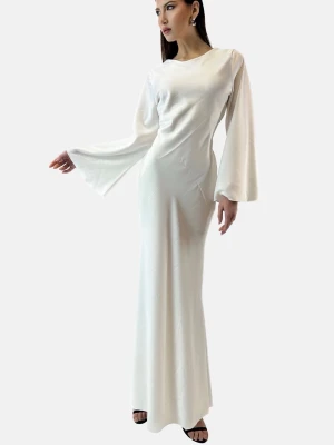 Vit långklänning med snörning - Elegant vit långklänning med vida ärmar och snörning i midjan som ger en snygg siluett. Klänningen har en enkel, stilren design och är tillverkad i ett mjukt, glansigt material som faller fint längs kroppen.