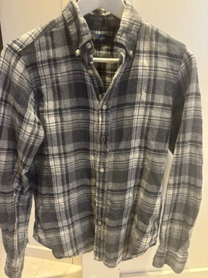  Ralph Lauren skjorta  - Mycket fint skick. Storlek S