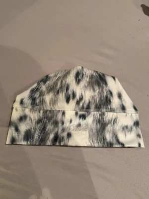 Corteiz skull cap / mössa - Corteiz skull cap köpt på ett corteiz drop. Mössan är tillverkad i ett stretchigt material och har en Corteiz logga framtill. Pris ej hugget i sten. Säljer då jag inte tycker jag passar i skull caps