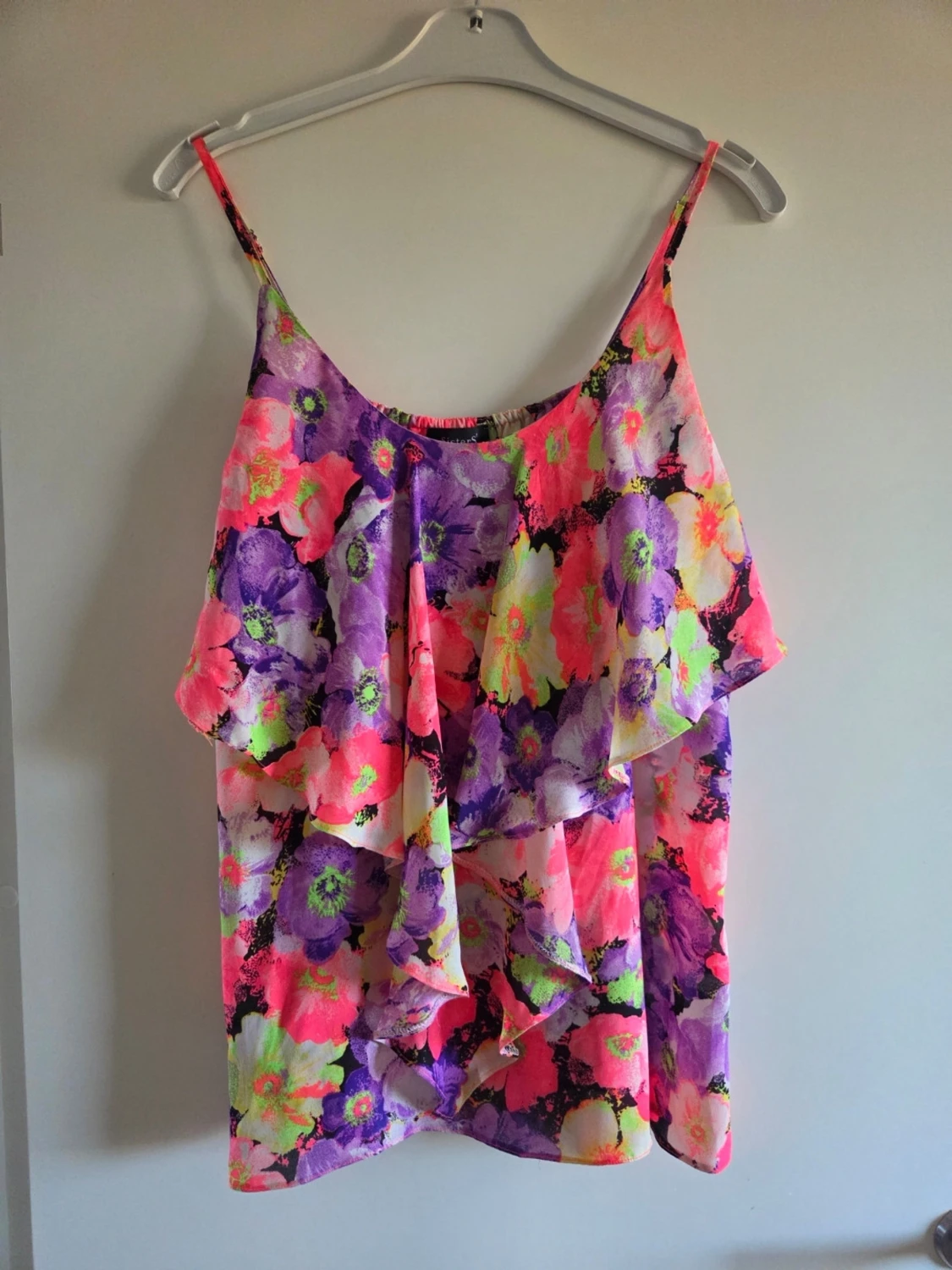 Blommig ärmlös linnetopp volang