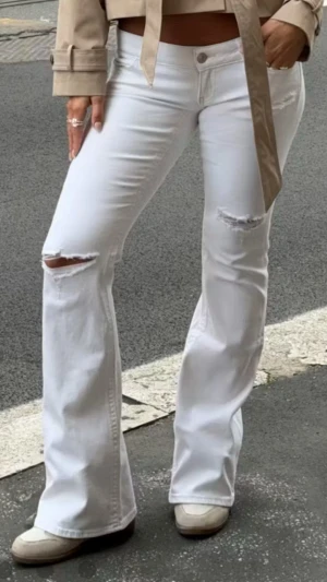 Vita jeans - Säljer dessa skit snygga lågmidjade vita jeans från Gina!!