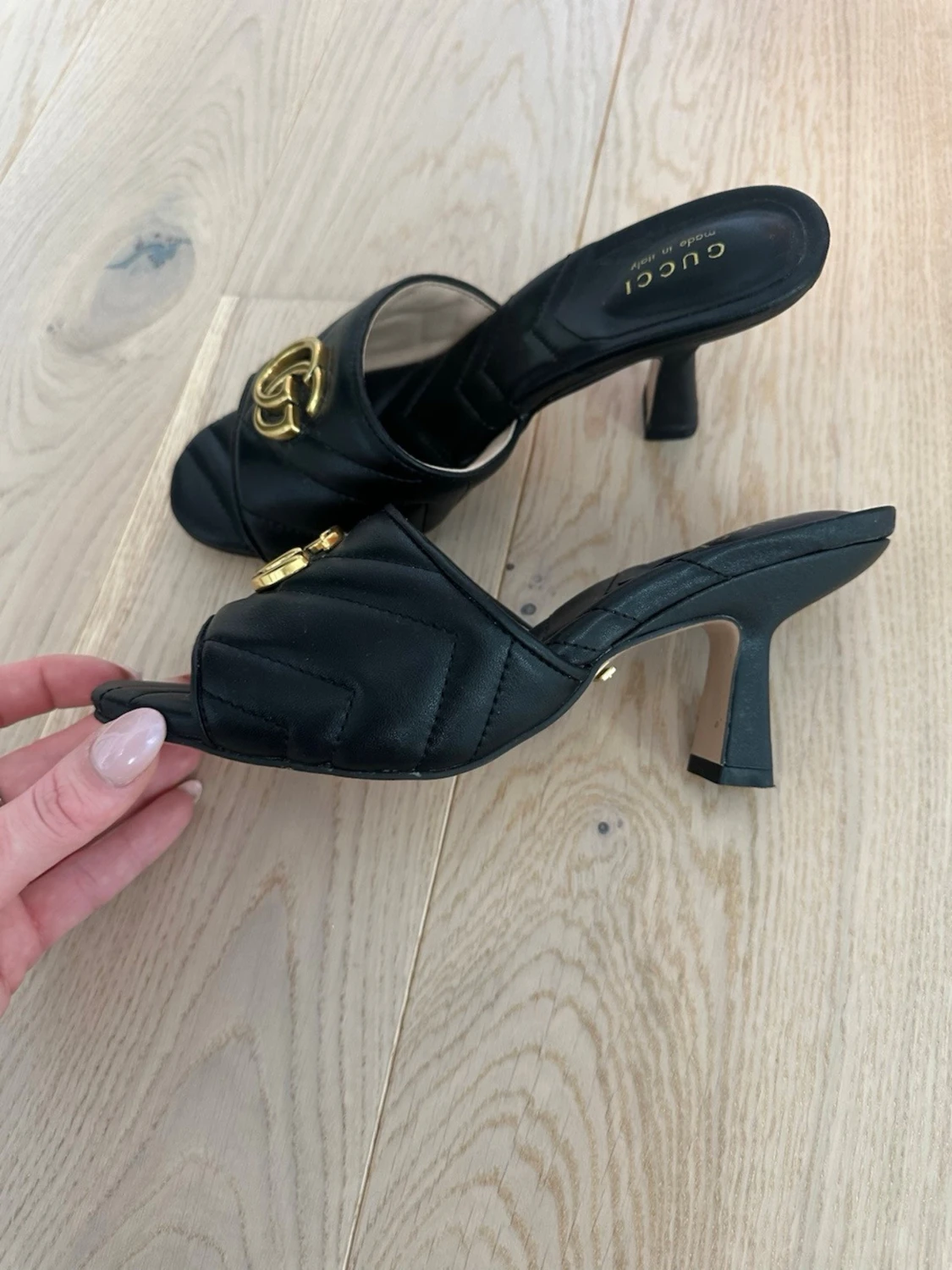 Svarta pumps med gulddetalj - 2