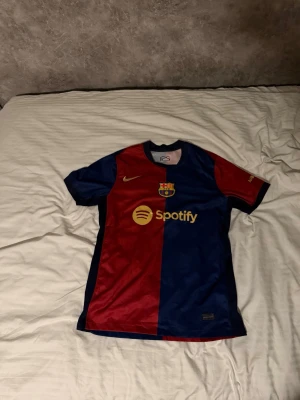 FC Barcelona fotbollströja 24/25  - Snygg FC Barcelona hemmatröja i storlek L från säsongen 24/25 med Gavi på ryggen nummer 6. Använd ett par gånger. Pris kan diskuteras vid snabb affär. 