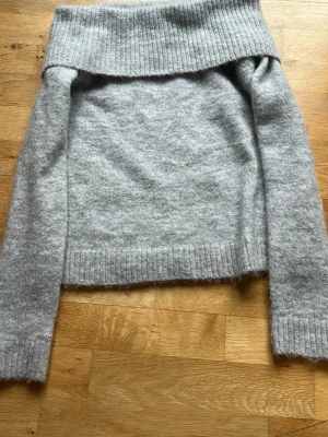 Ljusgrå off shoulder stickad tröja - Mysig ljusgrå stickad tröja från Gina Tricot. Den är nästan aldrig använd och är jätte skön. Den är i storlek 158/164💕