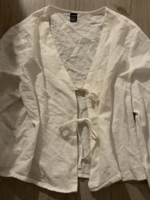 Vit linnékofta med knytband - Perfekt för sommaren/våren. Aldrig använd💗