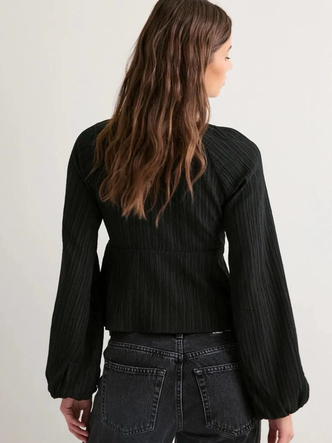 Svart v-ringad blus med struktur - 2