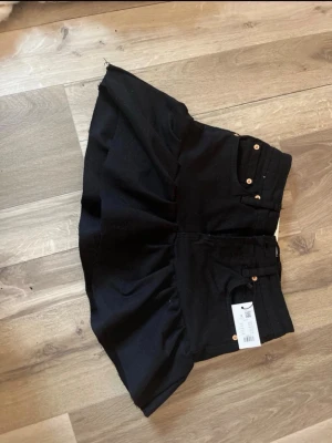 Egensydd svart jeanskjol med volang💕 - Supersnygg svart jeanskjol med volangkant som jag sytt själv men jeansen är från Lager 157. Kjolen har en cool, lite utställd form och är gjord i ett stretchigt denimtyg. Perfekt för dig som vill ha kjol-looken men ändå känna dig bekväm.💕Passar till allt och fint skick💕 Kan mötas upp eller skickas🥰