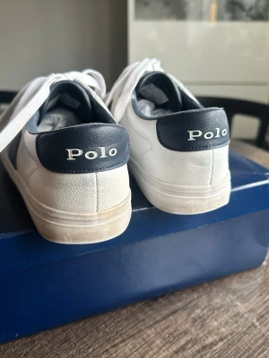 Vita Polo Ralph Lauren sneakers - Vita polo Ralph lauren skor köpta från zalando december 2025. Storlek 40, 25,5 cm.
