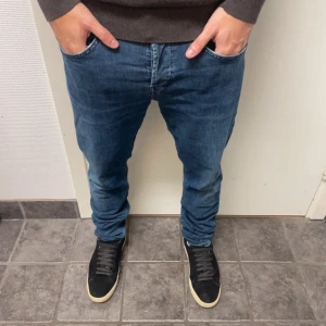 Feta blå Dondup George jeans.  - Feta blå Dondup George jeans. De är i mycket bra skick. Modellen är 173cm, 64kg. Pris kan diskuteras.