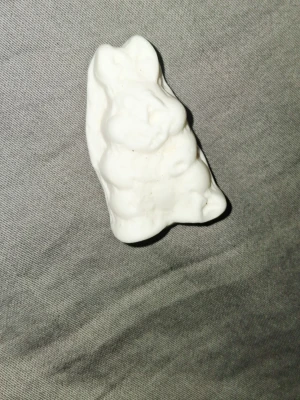missbildad påskhare - Söt liten kaninfigur i vit gelé. Figurerad i sittande position med tydliga detaljer på ansikte och kropp. Perfekt till påsk eller för dig som gillar djur.