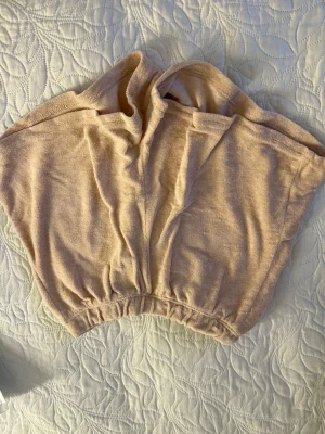 Beige short i frotté - Mysig beige short i mjuk frotté med elastisk midja. Perfekt för att slappa hemma eller efter duschen. Enkel och stilren design utan synligt märke.