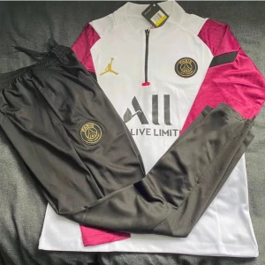 Psg tracksuit  - Psg tracksuit i stilren fint skick. Har bärt på den en fåtals gånger är fortfarande i perfekt skick skriv vid intresse 