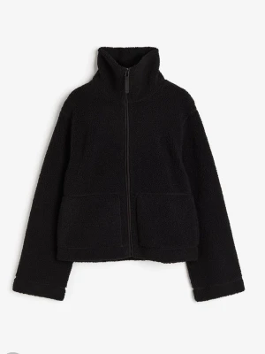 Svart teddyjacka med hög krage från HM - Mysig svart teddyjacka med dragkedja framtill och hög krage. Jackan har två stora fickor framtill. Jackan ör från hm och är i jättebra skick. Skriv för frågor.