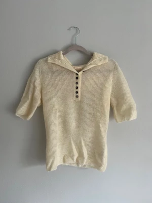 Mohair topp - Så snygg topp med knappar i mohair från hm🤗🤗💕💕använd ett fåtal gånger så mycket fint skick