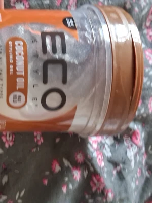 Eco Style Coconut Oil Styling Gel - Eco Style Coconut Oil Styling Gel är en genomskinlig hårgel i en stor plastburk med brunt lock. Gelen innehåller kokosolja som ger näring och glans till håret. Perfekt för att styla och hålla frisyren på plats utan att tynga ner.