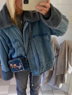Blå jeansjacka med päls - Säljer den är jätte jätte populära jeansjackan från H&M. Den har inga fläckar eller så är knappt använd