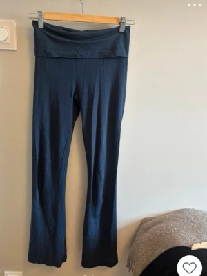 Mörkblå bootcut tights  från Gina Tricot - Säljer ett par mörkblå leggings från Gina Tricot med hög midja och utsvängda ben. Tillverkade i mjukt stretchigt material som sitter skönt på kroppen. Perfekta för en avslappnad och trendig look.