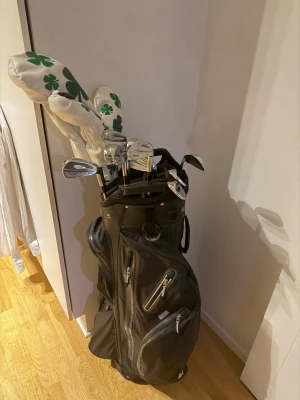 Golfbag från Big Max (Cartbag) - Golfbag från Big Max (Cartbag). Bagen är i schysst skick men har använts ett antal säsonger så är lite små defekter baserat av åldern på den. 