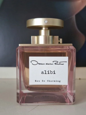 Oscar De La Renta - Alibi Eau So Charming EdT 100ml - Köpt på Nordicfeel för några veckor sedan. Har tyvärr inte kvar kartongen. Blommig fräsch doft. Håller länge. 