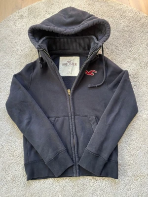 Hollister - Säljer denna sällsynta och mycket eftertraktade Hollister hoodie | Storlek S | Mycket bra skick | Vid eventuella frågor hör gärna av dig och erbjuder bra pris vid köp av bundle 😁✅