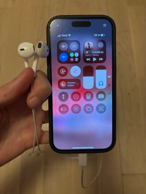 iPhone 15/16/17 hörlurar - Headphones for iPhone 15/16/17 USB c port Never used, only tried if they were working fine Price is negotiable   