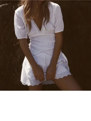 Vit klänning  - Söt klänning perfekt till studenten eller skolavslutningen💗💗 Den har några bläckmärken (se bilderna) men inget som syns på💗 dragkedjan är även sönder men den går att dra på lätt💗💗Skriv för fler frågor/bilder💗