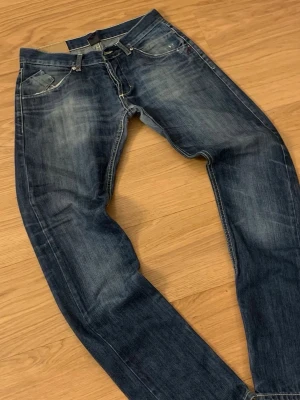 DonDup Jeans  - Säljer ett par riktigt snygga archive dondup jeans i passformen straight/slim, den är väldigt populär (man ser den överallt). Skicket är 7/10, kolla sista bild. Storleken är 31. Priset är 499kr, kan sänkas