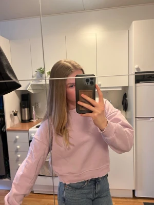 Rosa/lila sweatshirt - Ej kommit till så mycket användning. Perfekt färg till sommaren!!