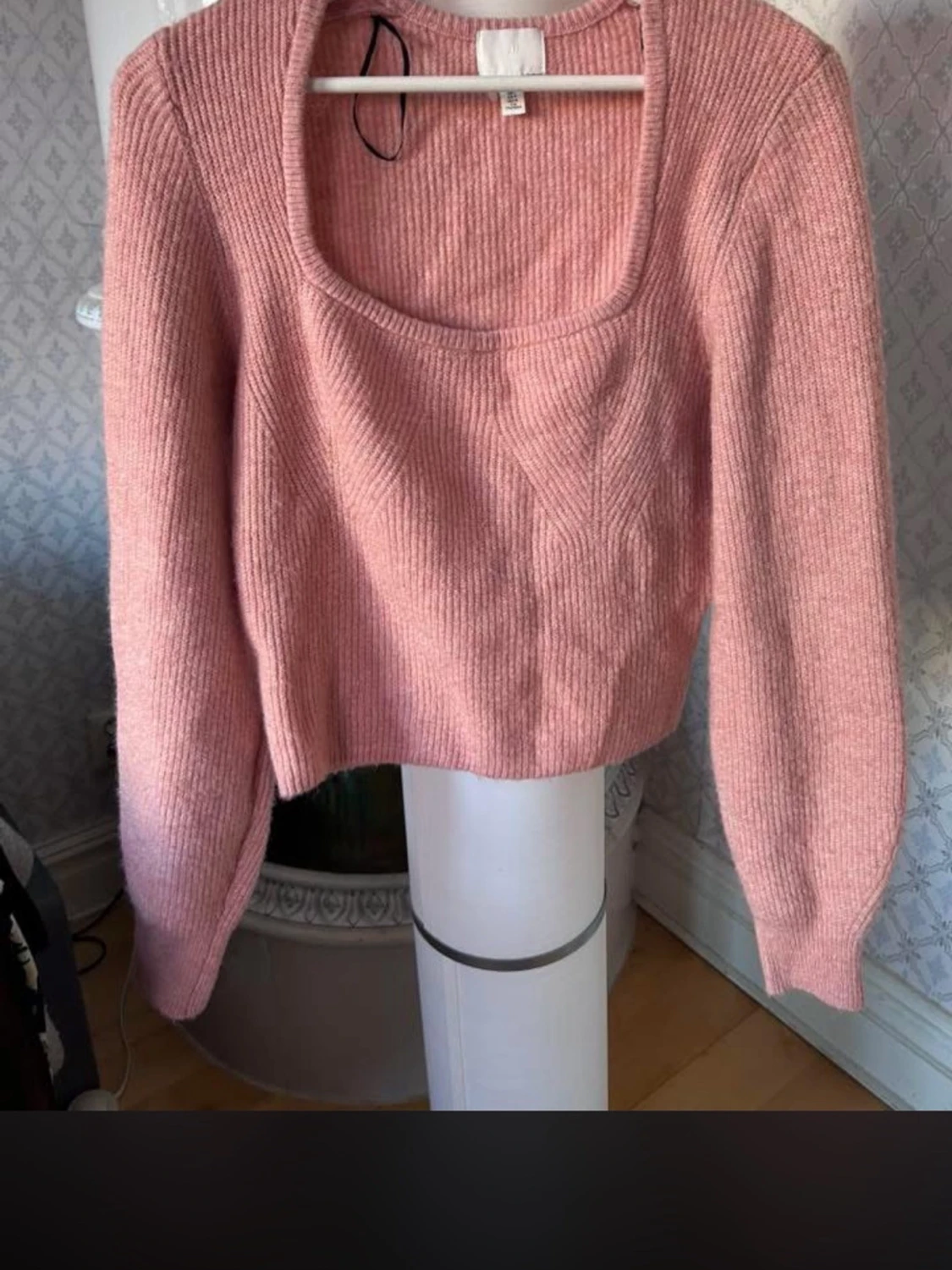 Rosa stickad croppad tröja