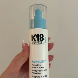 K18 AstroLift Volymspray 118 ml - AstroLift från K18 är en volymspray för håret som ger reparerande effekt och extra volym. Innehåller 118 ml och är perfekt för dig som vill boosta hårets fyllighet och struktur. Den är endast testad 1 gång!💕